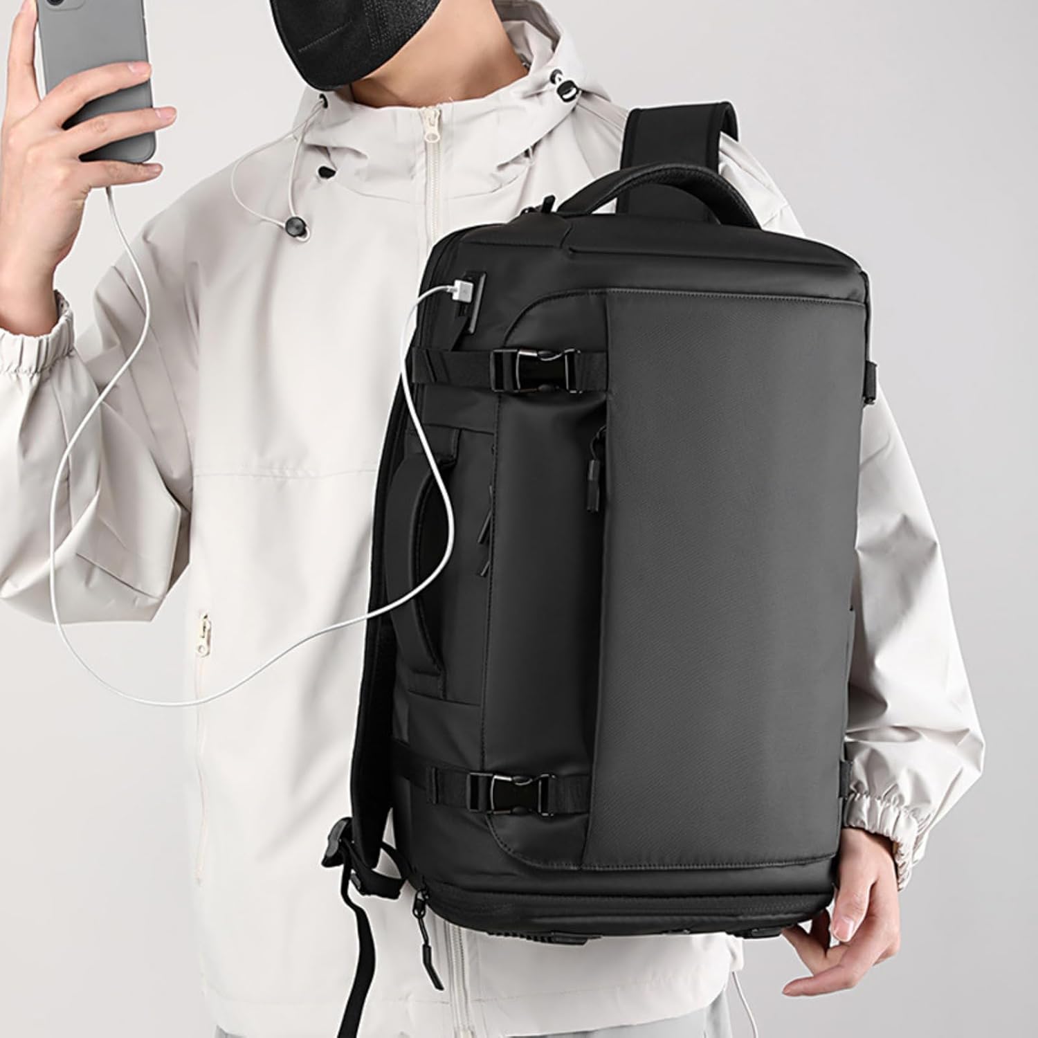 Mochila Impermeable para Portátil de 15” (38,1 cm) con Apertura Lateral y Puerto USB-C