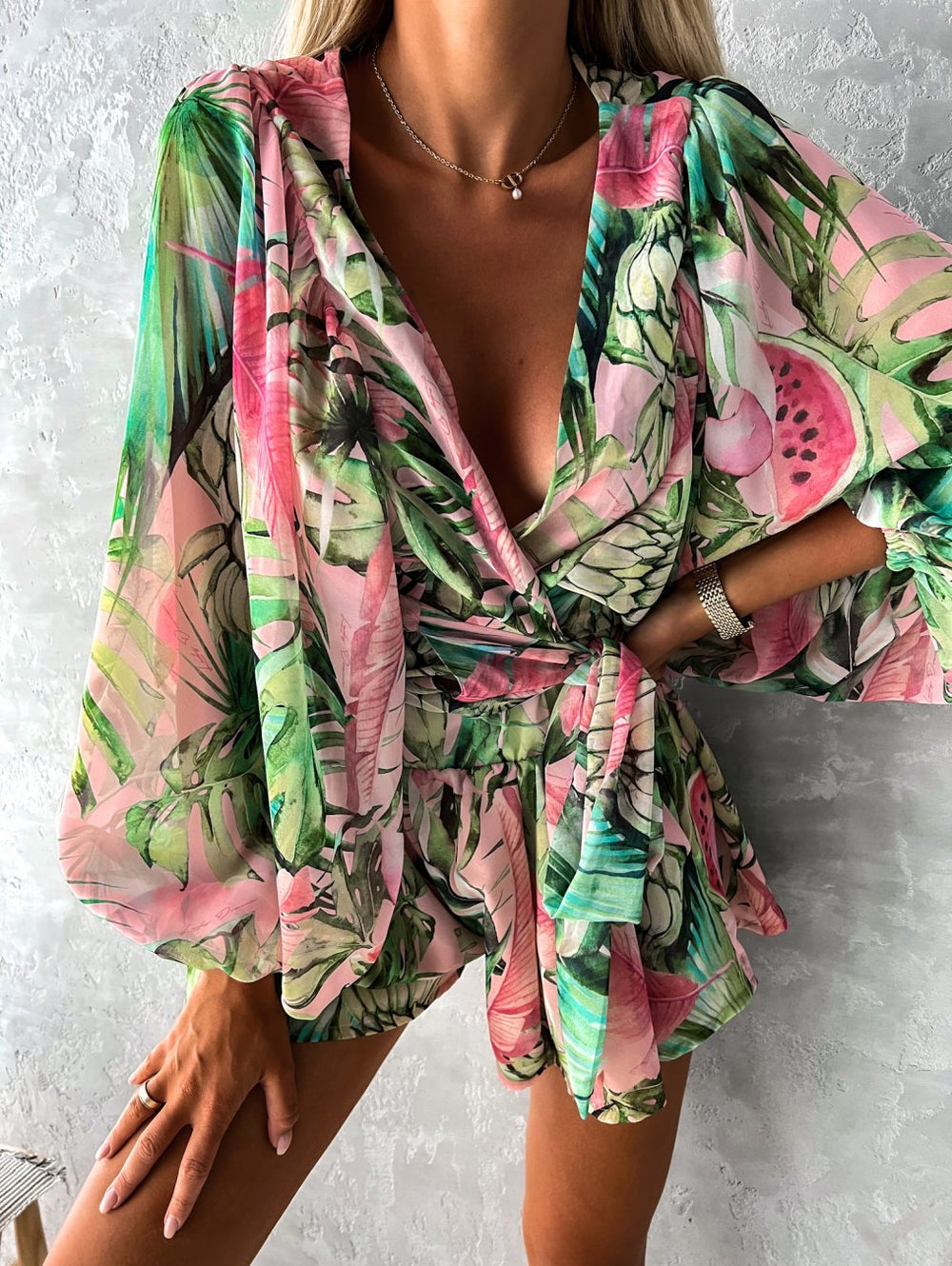 Mono corto con estampado tropical de estilo veraniego