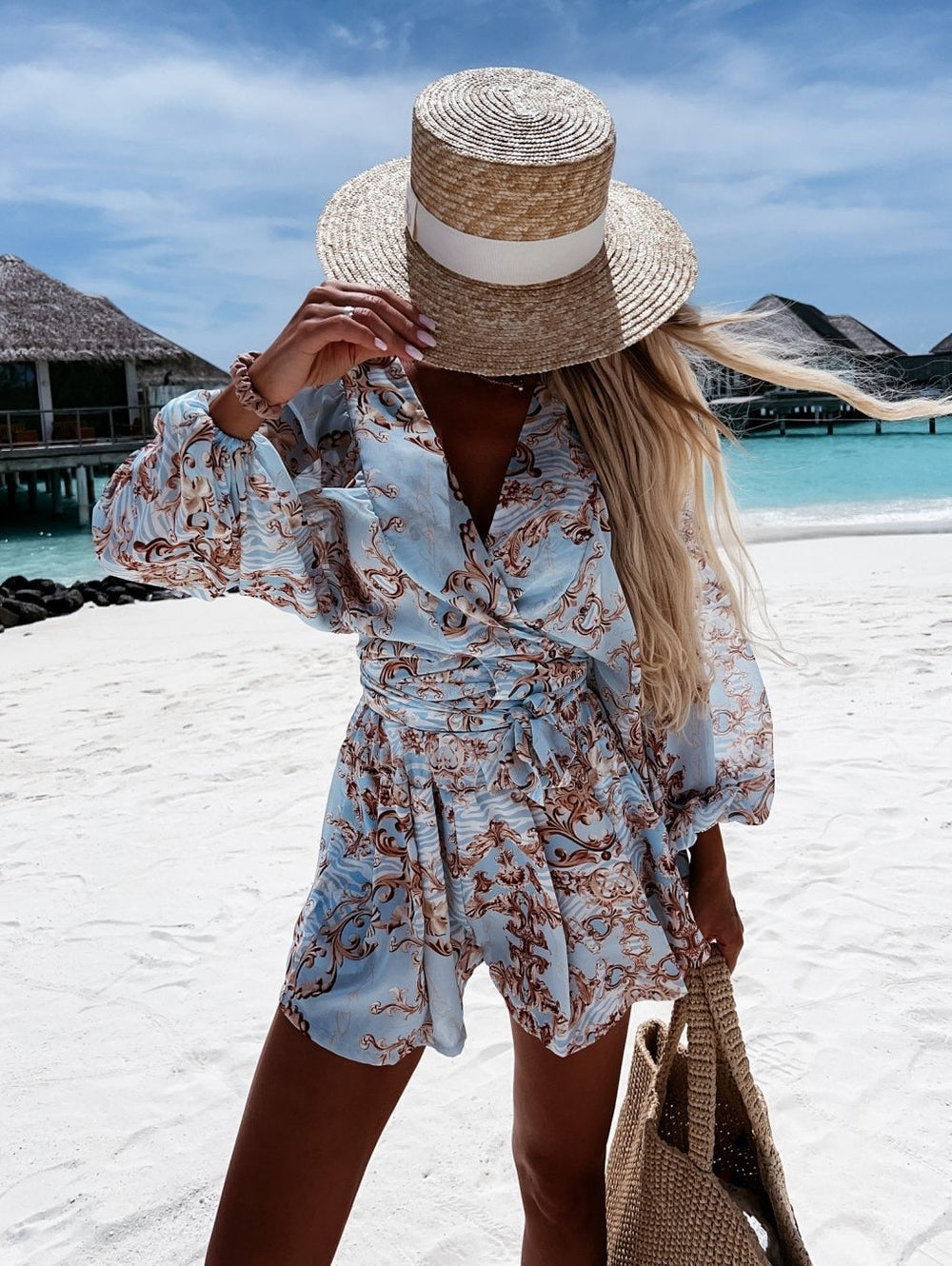 Mono corto con estampado tropical de estilo veraniego