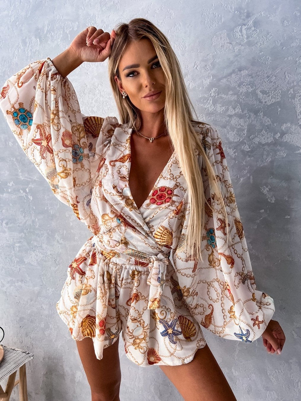 Mono corto con estampado tropical de estilo veraniego