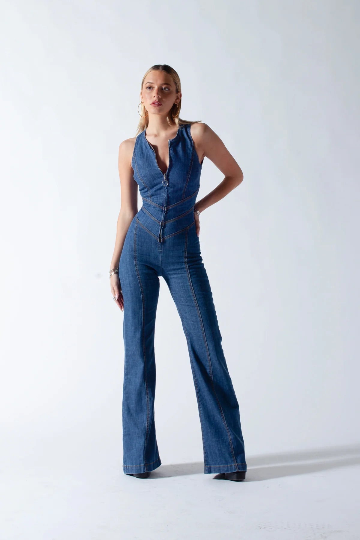 Mono vaquero para mujer con cremallera en estilo vintage moderno