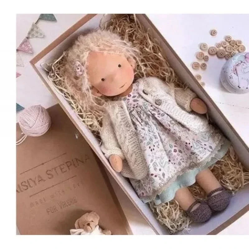 Muñeca de peluche hecha a mano – Juguete Elise de estilo Waldorf