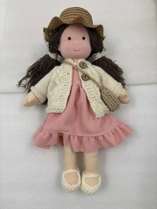 Muñeca Waldorf de lana de oveja: suave, resistente y hecha a mano