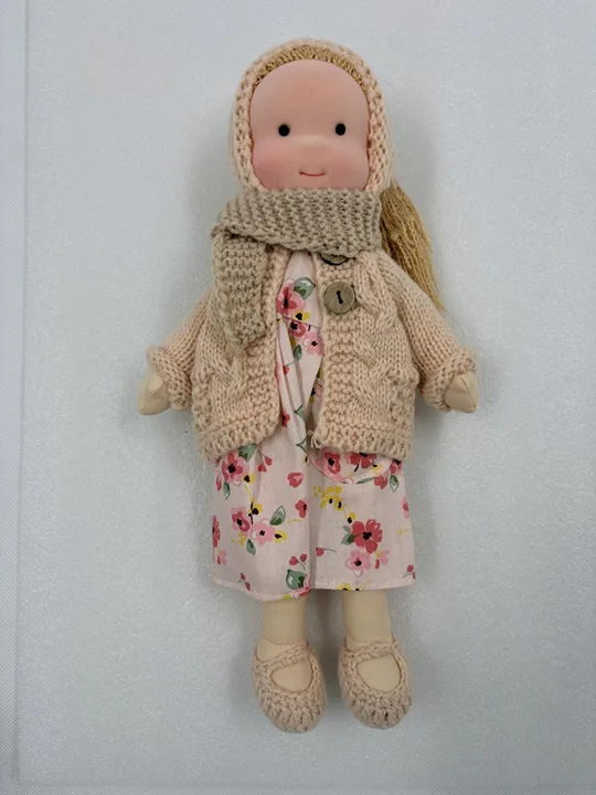 Muñeca Waldorf de lana de oveja: suave, resistente y hecha a mano