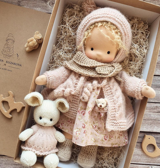 Muñeca Waldorf hecha a mano – Compañera de juego imaginativo | Juguete educativo natural para niños