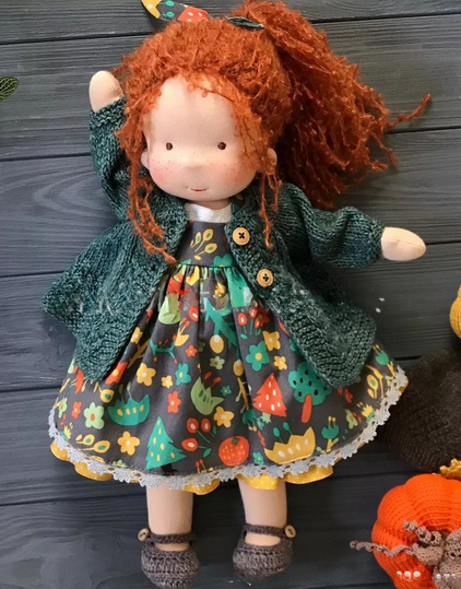 Muñeca Waldorf hecha a mano – Compañera de juego imaginativo | Juguete educativo natural para niños