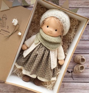 Muñeca Waldorf hecha a mano – Compañera de juego imaginativo | Juguete educativo natural para niños