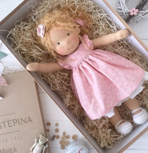 Muñeca Waldorf hecha a mano – Compañera de juego imaginativo | Juguete educativo natural para niños