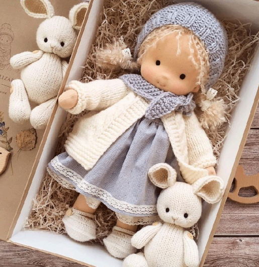 Muñeca Waldorf hecha a mano – Compañera de juego imaginativo | Juguete educativo natural para niños