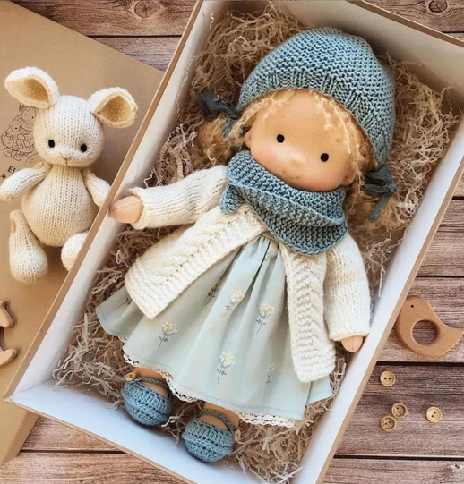 Muñeca Waldorf hecha a mano – Compañera de juego imaginativo | Juguete educativo natural para niños