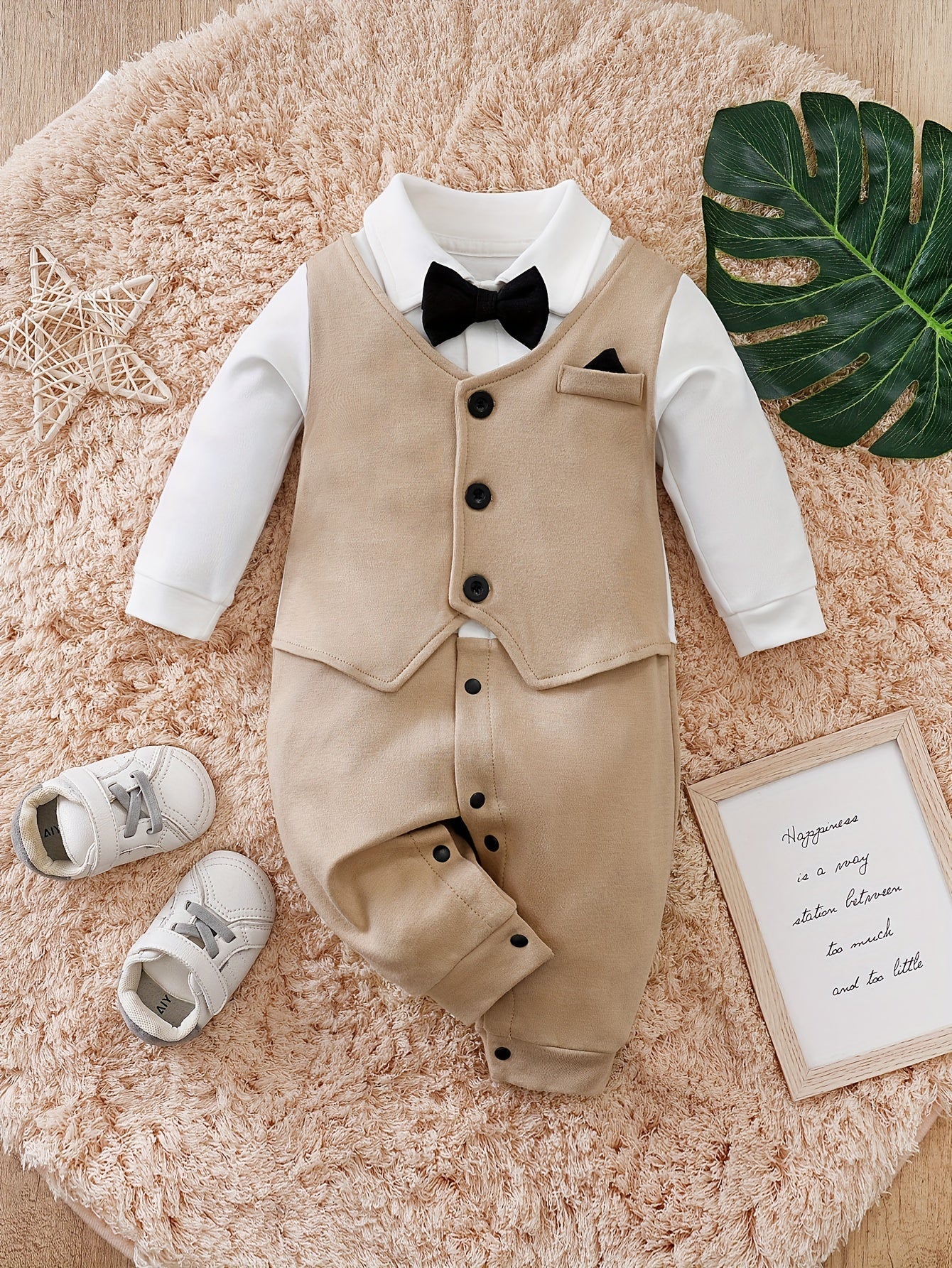 Pelele infantil con chaleco y pajarita