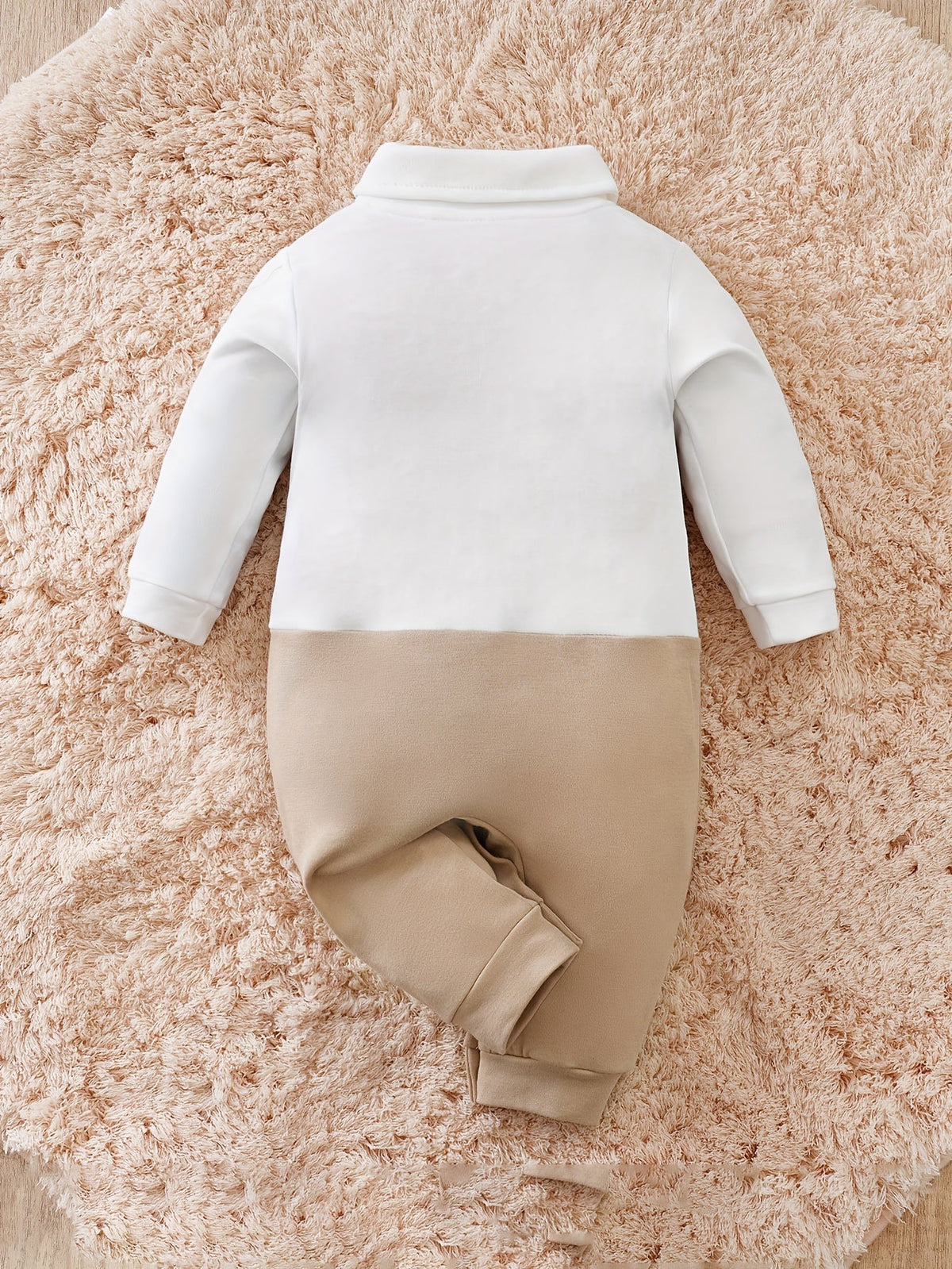 Pelele infantil con chaleco y pajarita