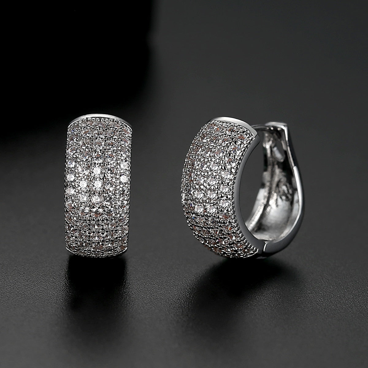 Pendientes de aro brillantes con engaste pavé