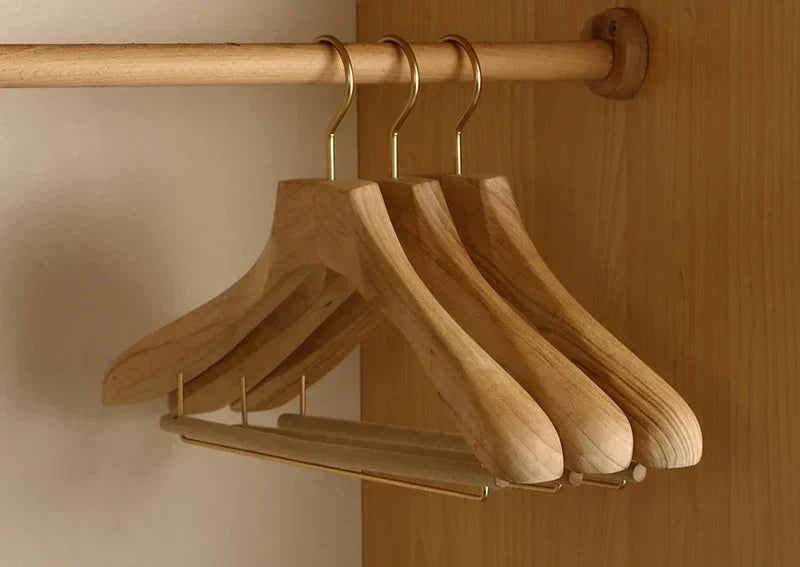 Perchas de Madera de Alcanfor para Trajes y Abrigos con Hombro Ancho (Set de 2)