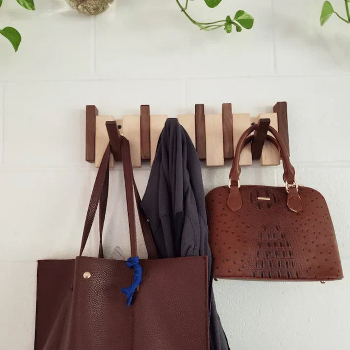 Perchero de pared de madera estilo piano – Decoración elegante y almacenamiento práctico