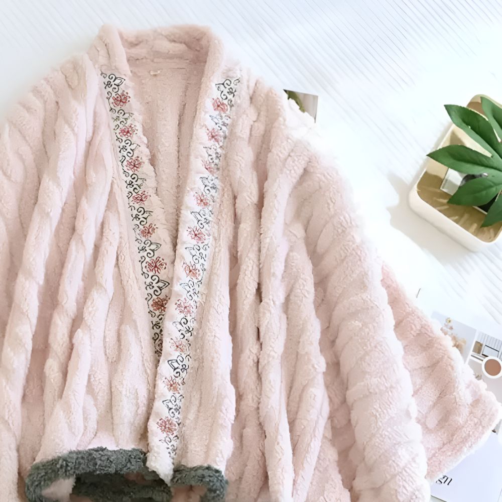 Poncho chal cálido de forro polar con bordado