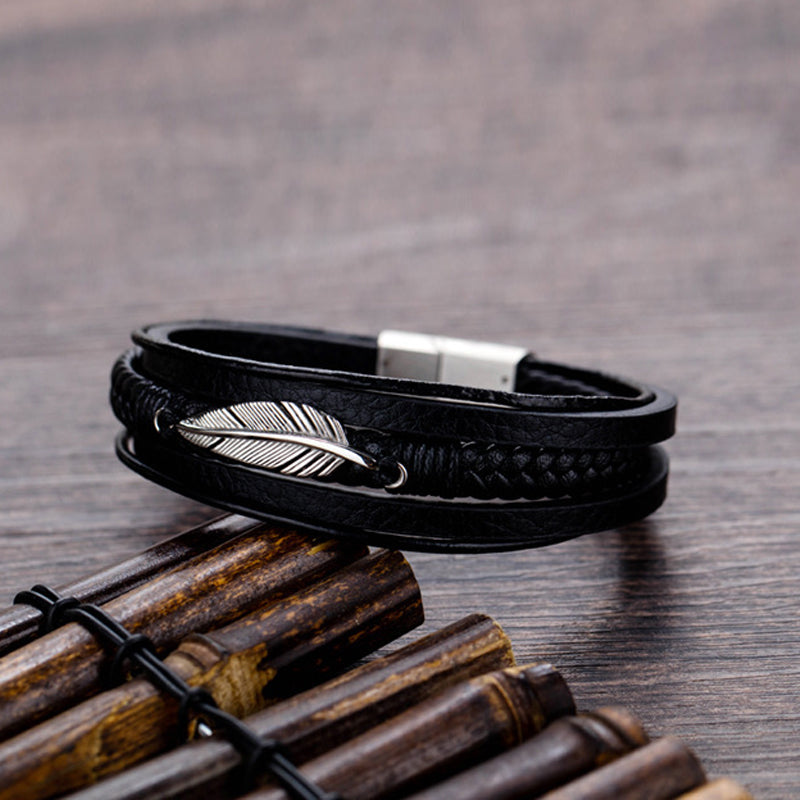 Pulsera con diseño de pluma y acero