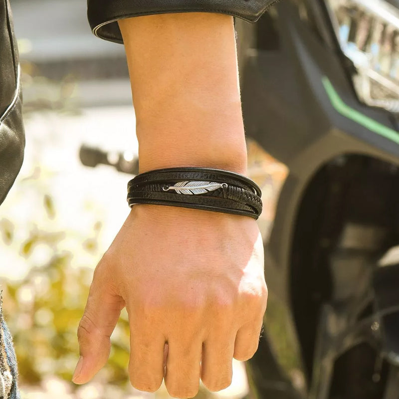 Pulsera con diseño de pluma y acero