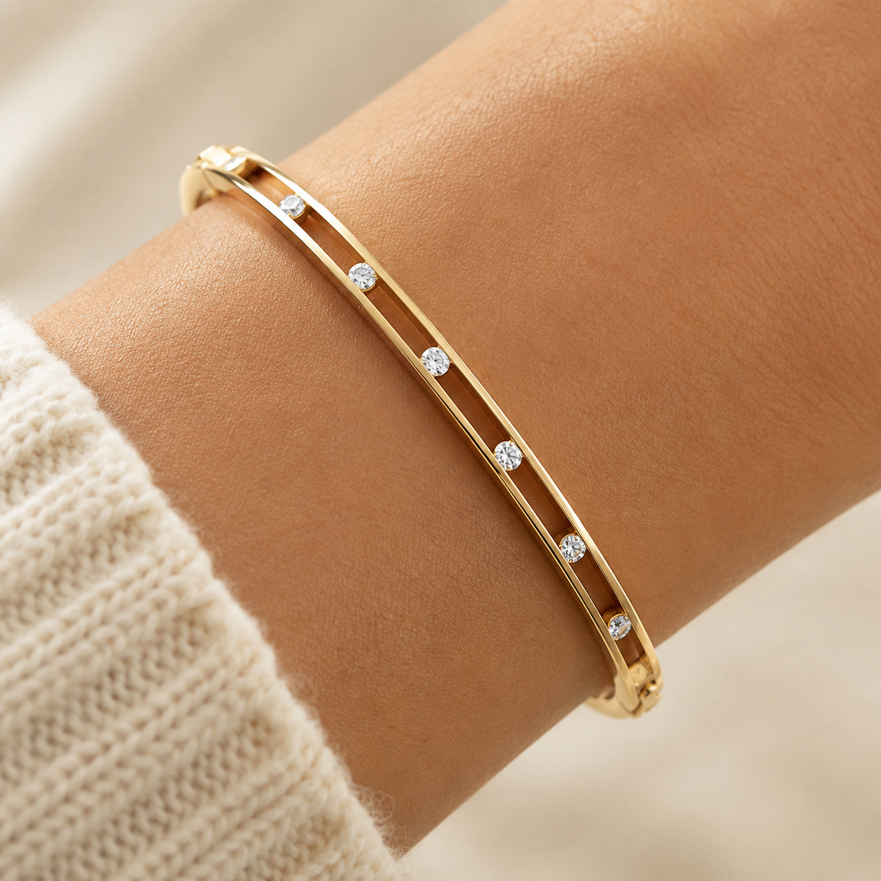Pulsera Rígida de Oro con Cristales Flotantes