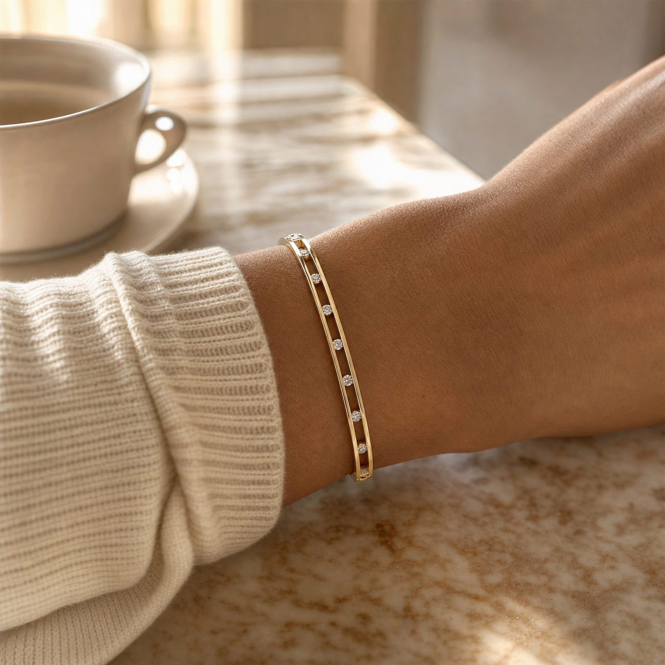 Pulsera Rígida de Oro con Cristales Flotantes