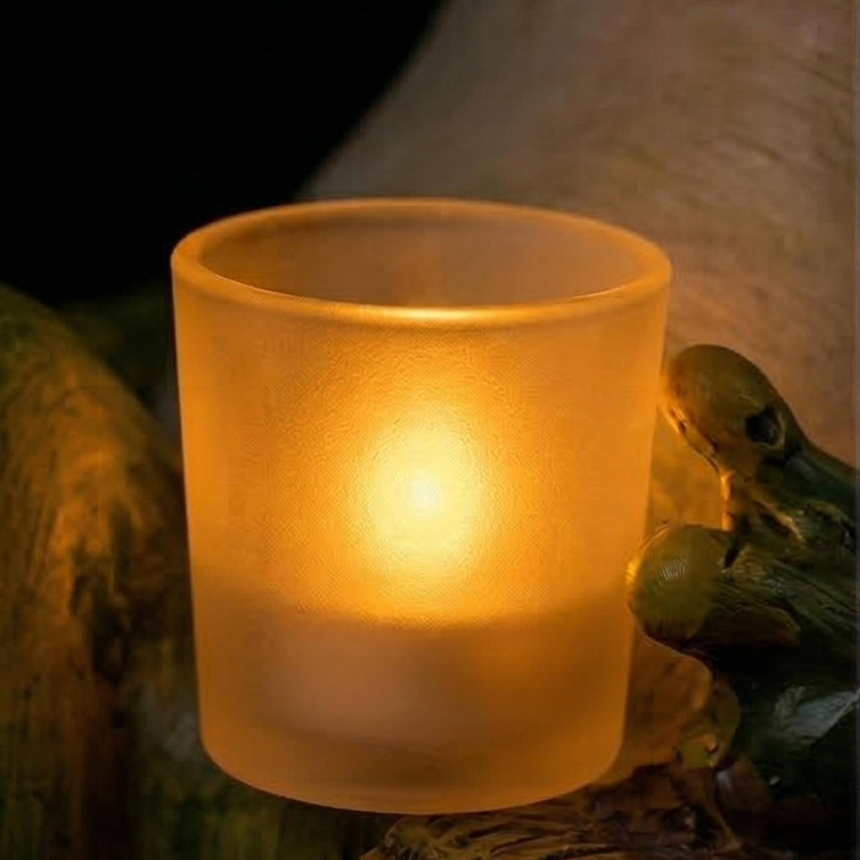 Rana de jardín luminosa en mecedora