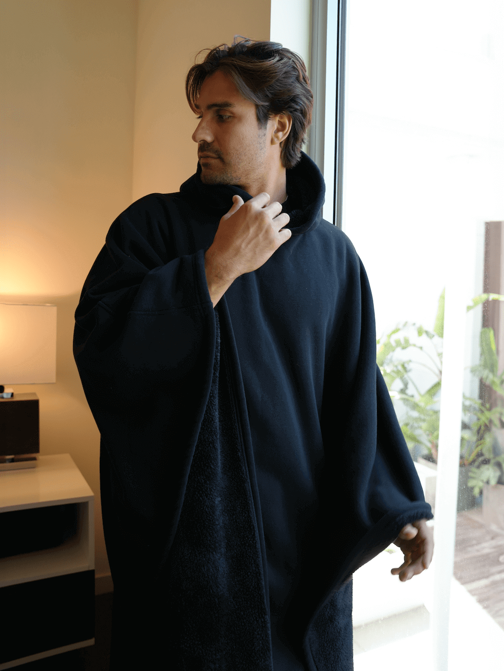 Relájate con nuestra cómoda sudadera con capucha más gruesa