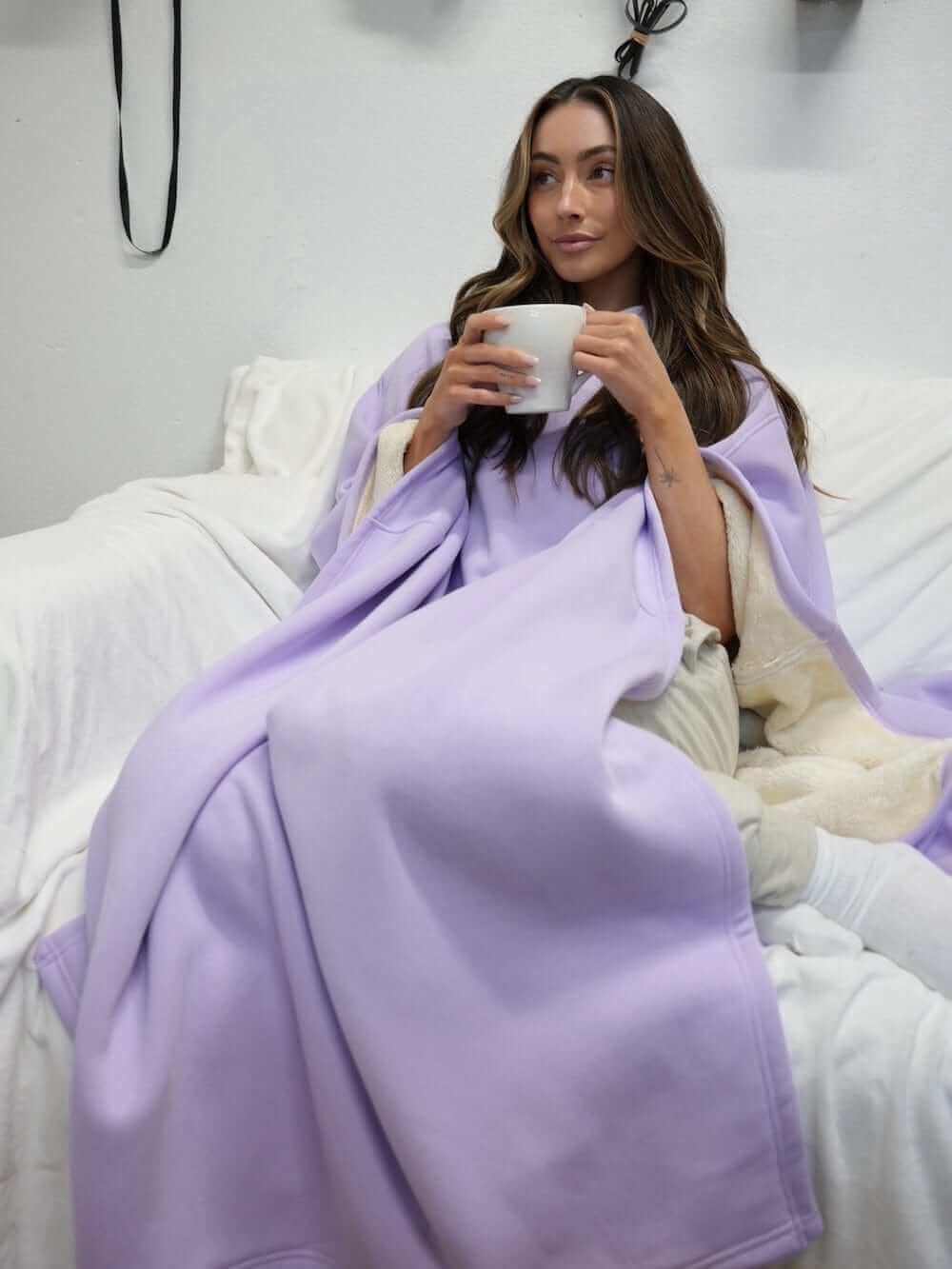 Relájate con nuestra cómoda sudadera con capucha más gruesa