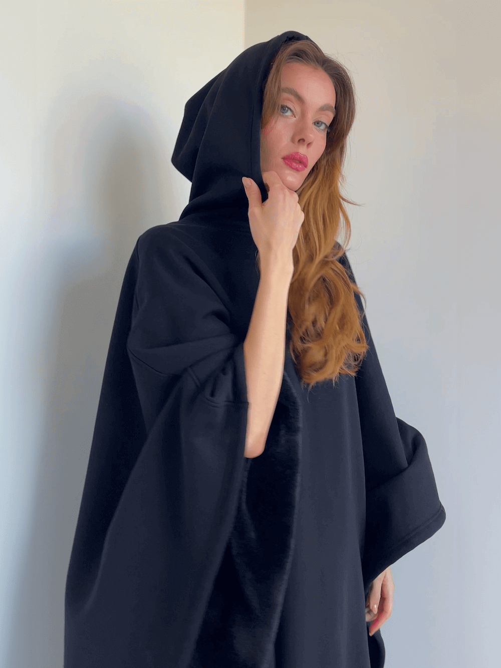 Relájate con nuestra cómoda sudadera con capucha más gruesa