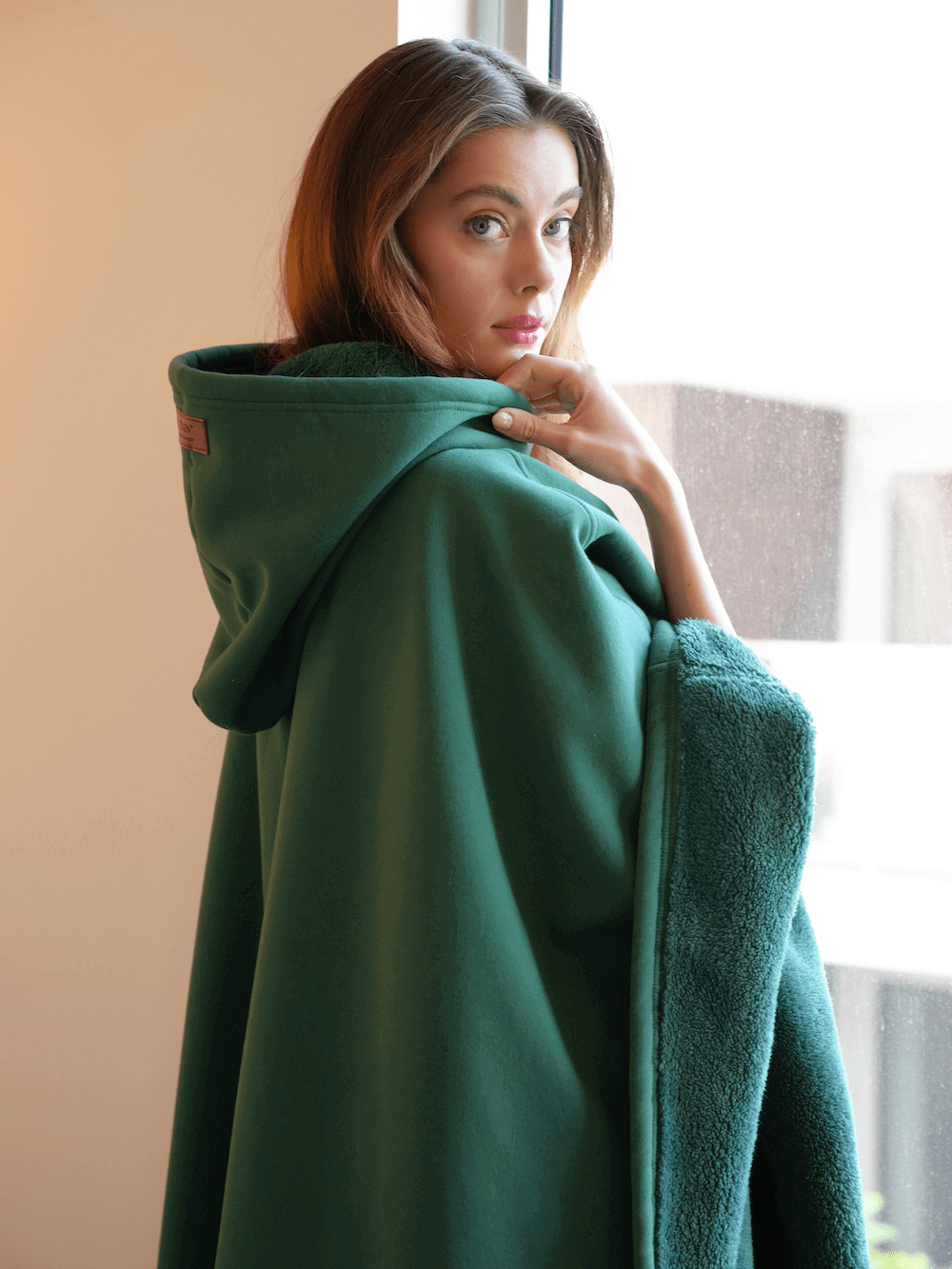 Relájate con nuestra cómoda sudadera con capucha más gruesa