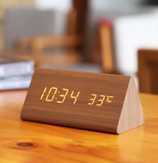 Reloj de madera LED minimalista y elegante