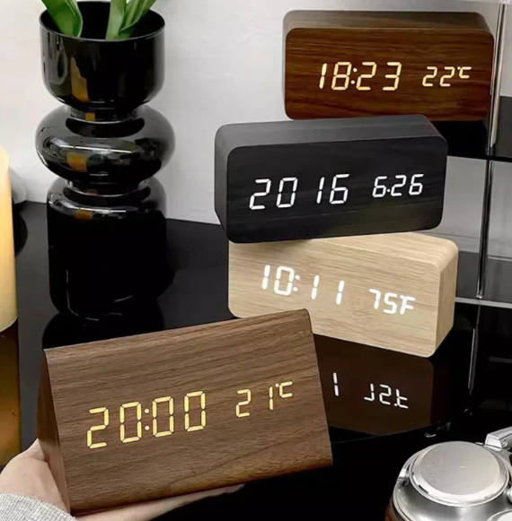 Reloj de madera LED minimalista y elegante
