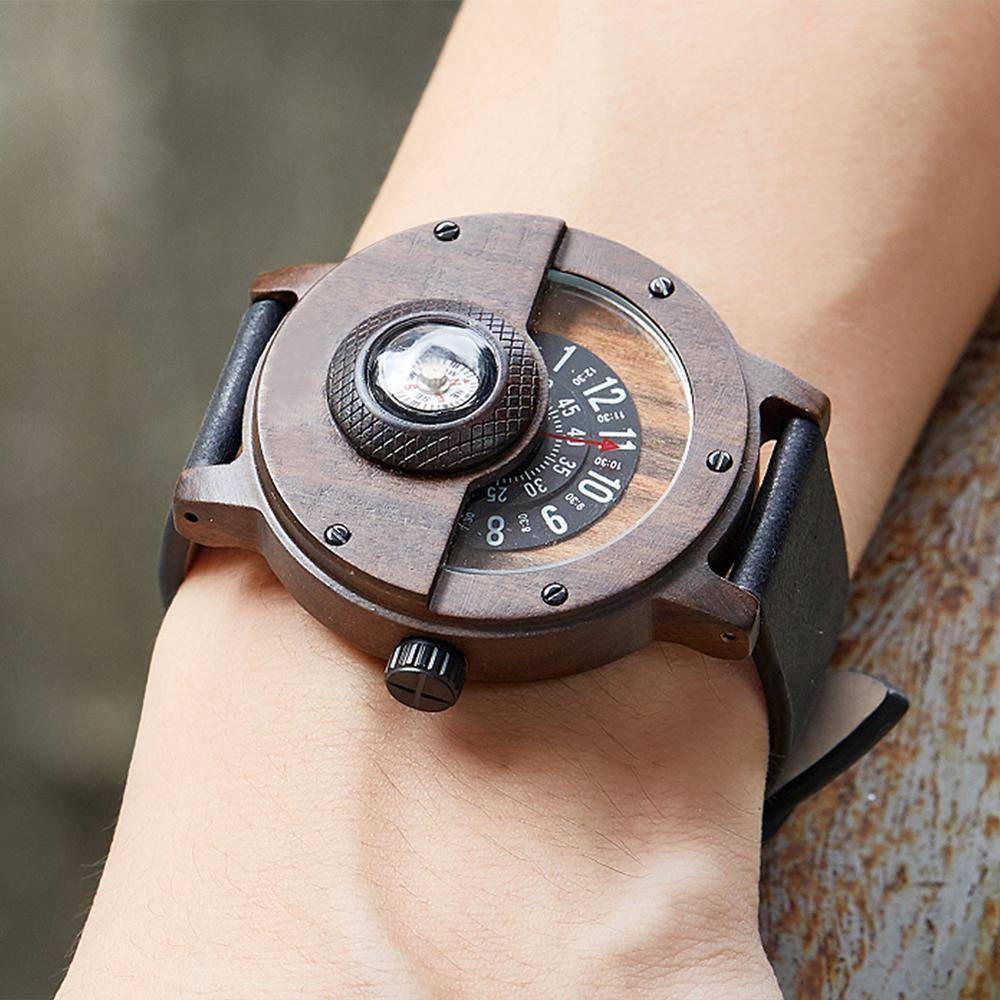 Reloj de madera original con esfera giratoria y brújula