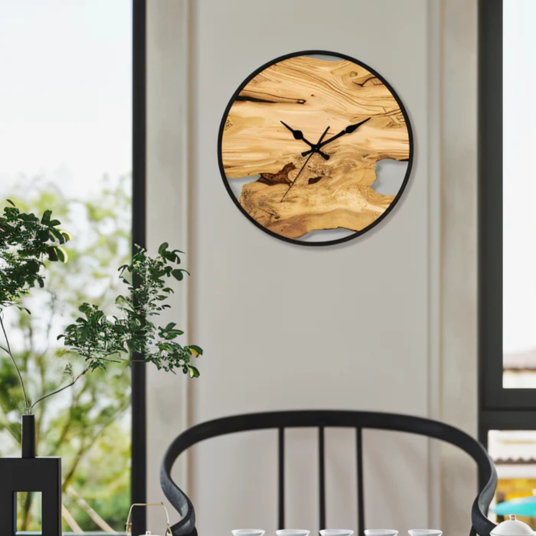 Reloj de pared de diseño minimalista con líneas puras