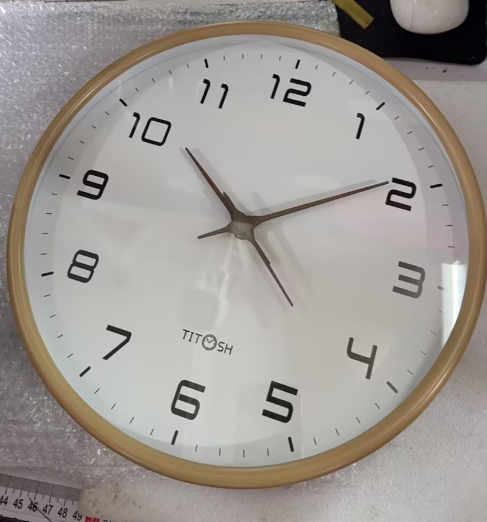 Reloj de pared minimalista de madera
