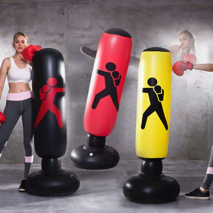 Saco de boxeo inflable en rojo, amarillo o negro (apto para toda la familia)
