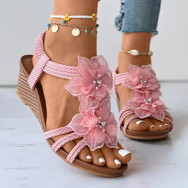Sandalias con cuña y decoración floral