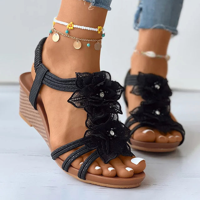 Sandalias con cuña y decoración floral
