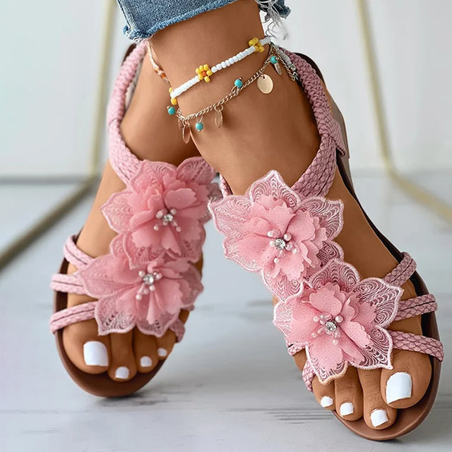 Sandalias con cuña y decoración floral