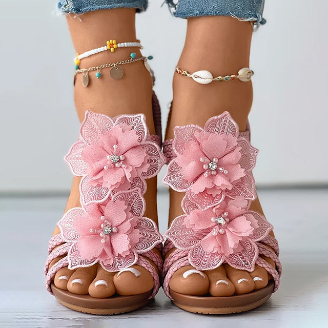 Sandalias con cuña y decoración floral