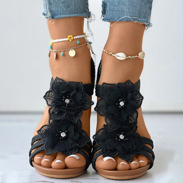 Sandalias con cuña y decoración floral