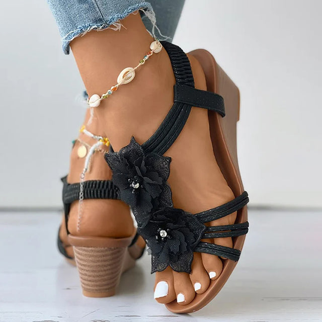Sandalias con cuña y decoración floral
