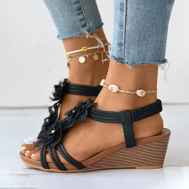 Sandalias con cuña y decoración floral