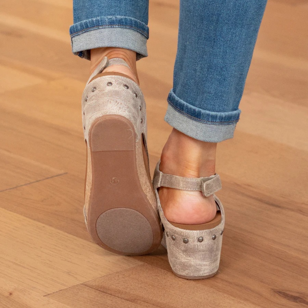 Sandalias ortopédicas con cuña y tachuelas para mujer