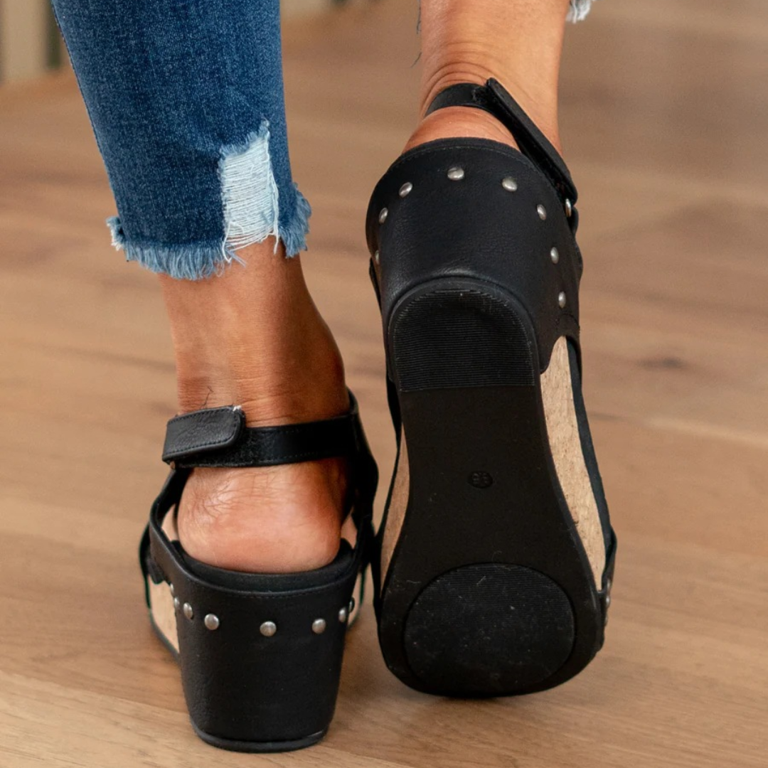 Sandalias ortopédicas con cuña y tachuelas para mujer