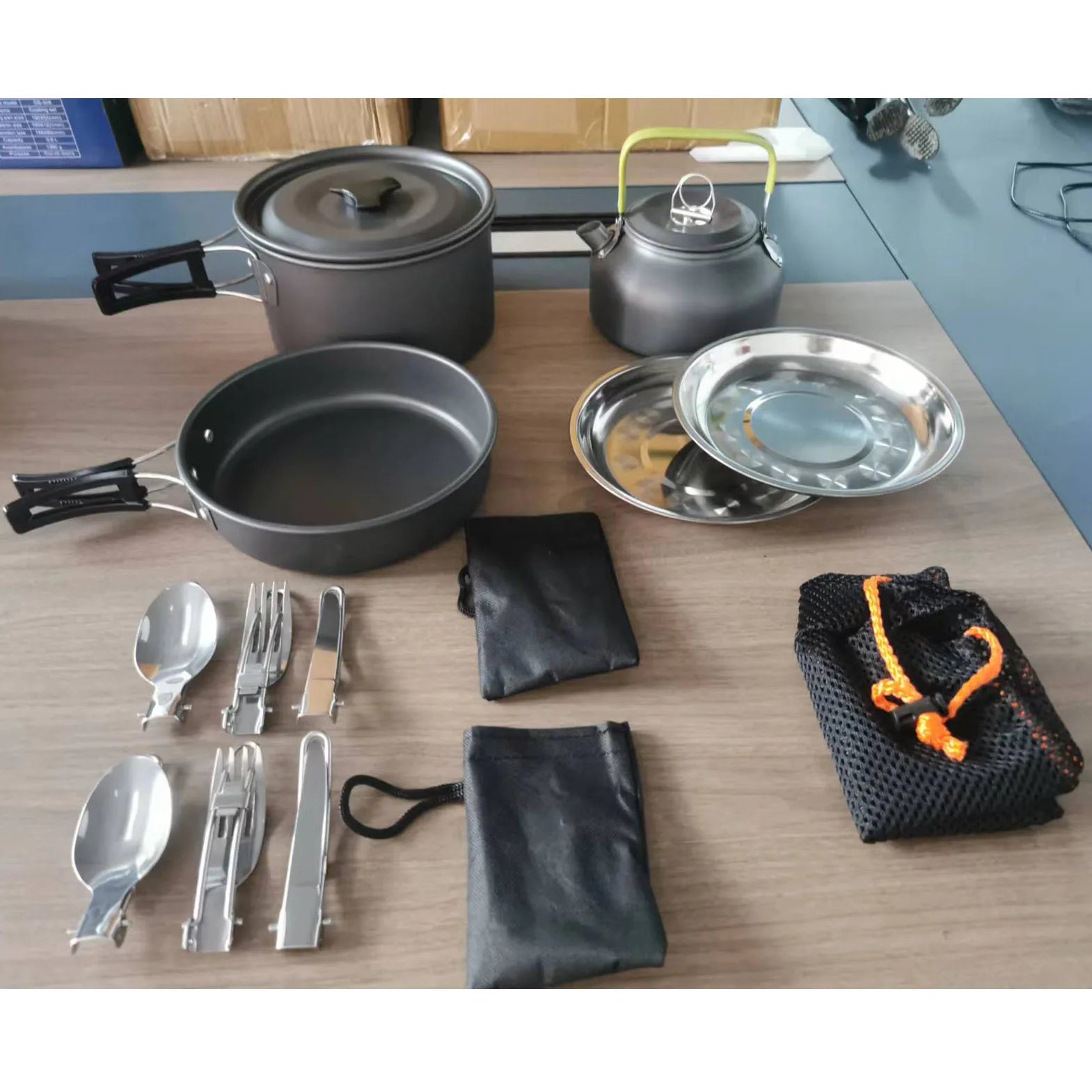 Set de cocina y vajilla de camping de 17 piezas
