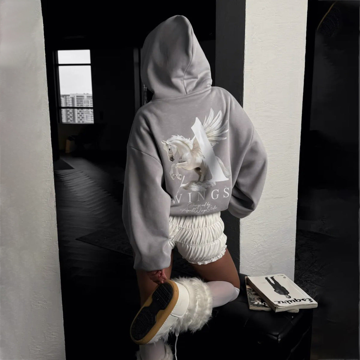 Sudadera urbana con capucha y estampado gráfico único para mujer