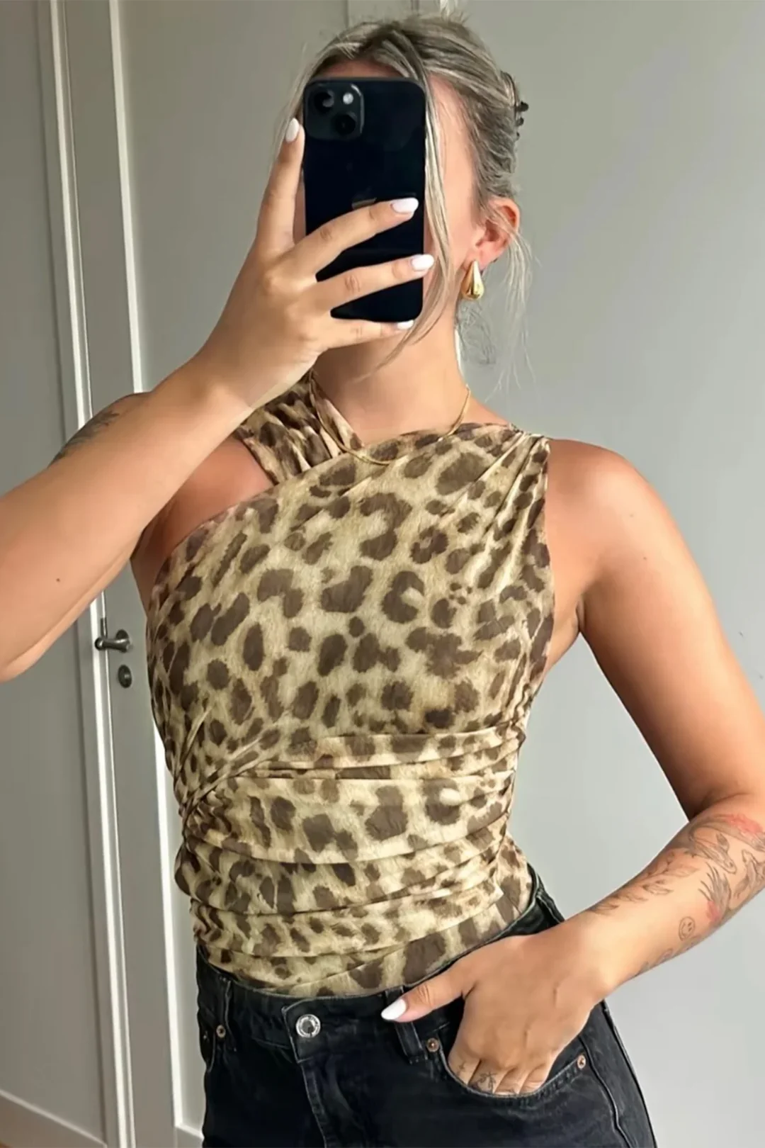 Top asimétrico con estampado animal