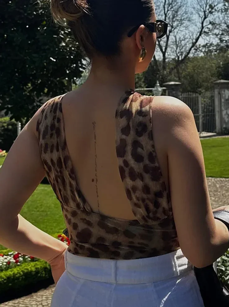 Top asimétrico con estampado animal