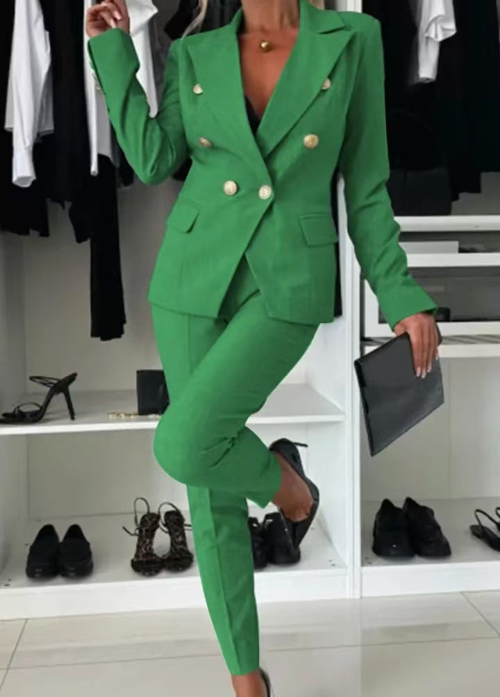 Traje de mujer: americana y elegante pantalón ajustado