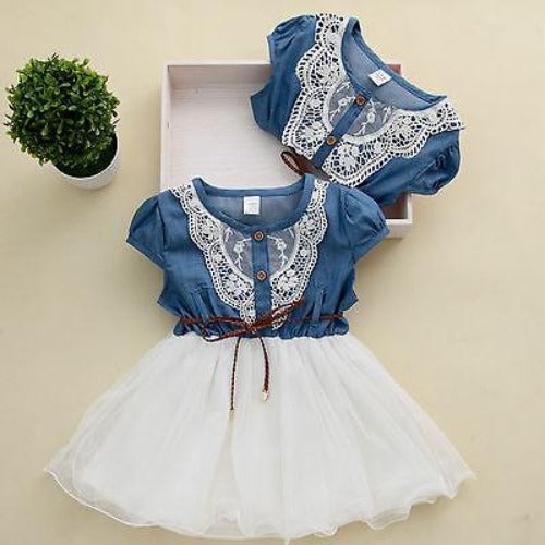 Vestido para niña con combinación de tejidos y pecho bordado